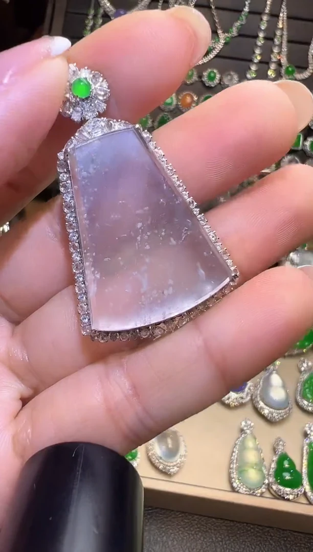 颈饰18K金镶嵌翡翠无事牌