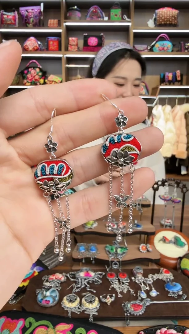 【闪购商品】织绣26蒙阿苏苗绣传承