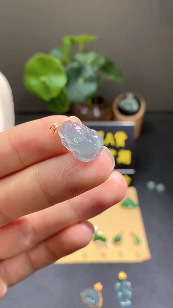 颈饰18K金镶嵌翡翠天然A货翡翠