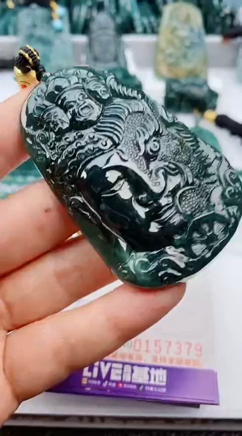 翡翠未镶嵌颈饰