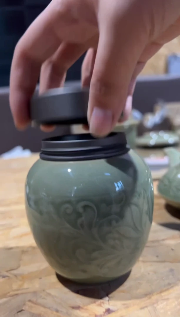 微瑕】耀州窑锡盖莲纹茶叶罐一个