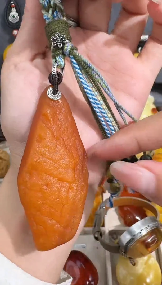 裸石琥珀未镶嵌静****?琥珀