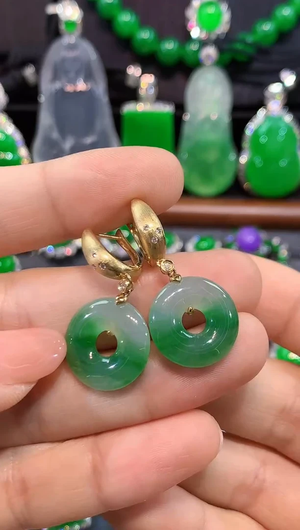 18K金镶嵌翡翠耳饰耳包