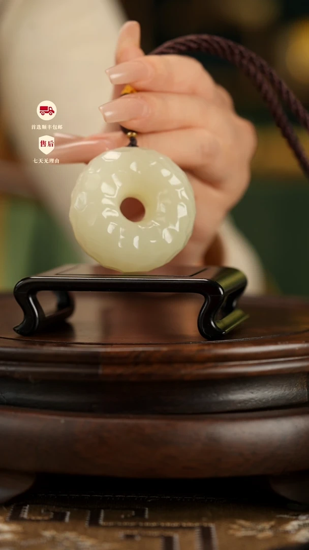 云南石竹叶青雕刻：千锤百炼平安扣手把件