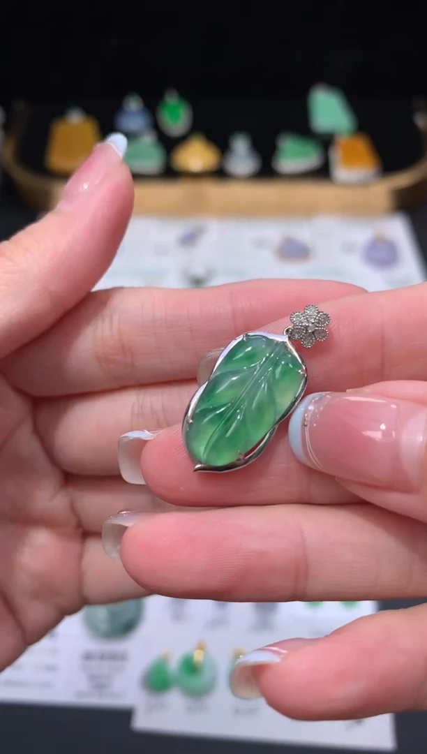 18K金镶嵌定制翡翠自营供应 48小时鉴赏期
