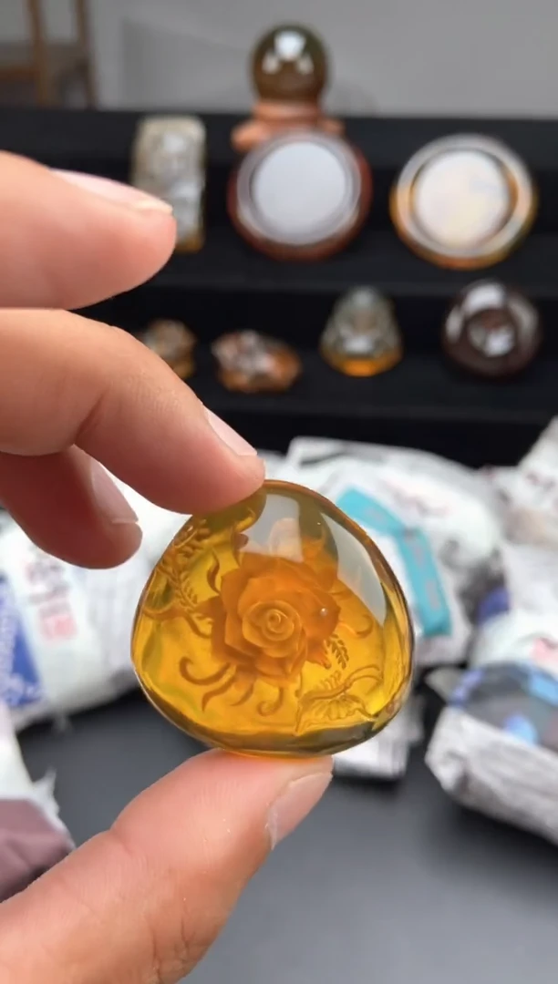 琥珀颈饰未镶嵌阴雕蝶恋花吊坠
