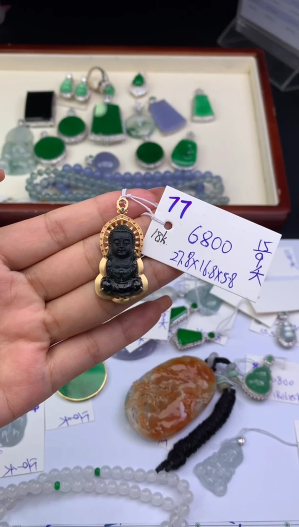 颈饰18K金镶嵌翡翠吊坠