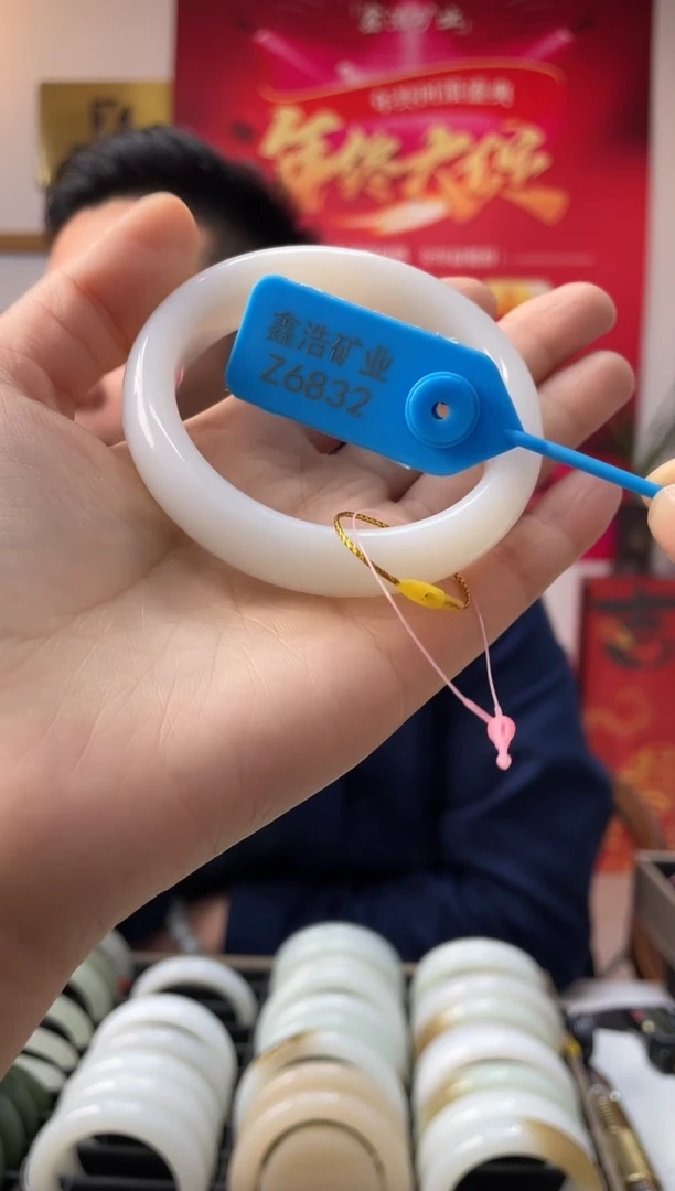 【闪购商品】和田玉手镯未镶嵌白玉Z6832圈口56