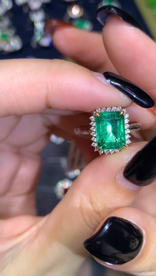 18K金镶嵌戒指祖母绿2.9CT