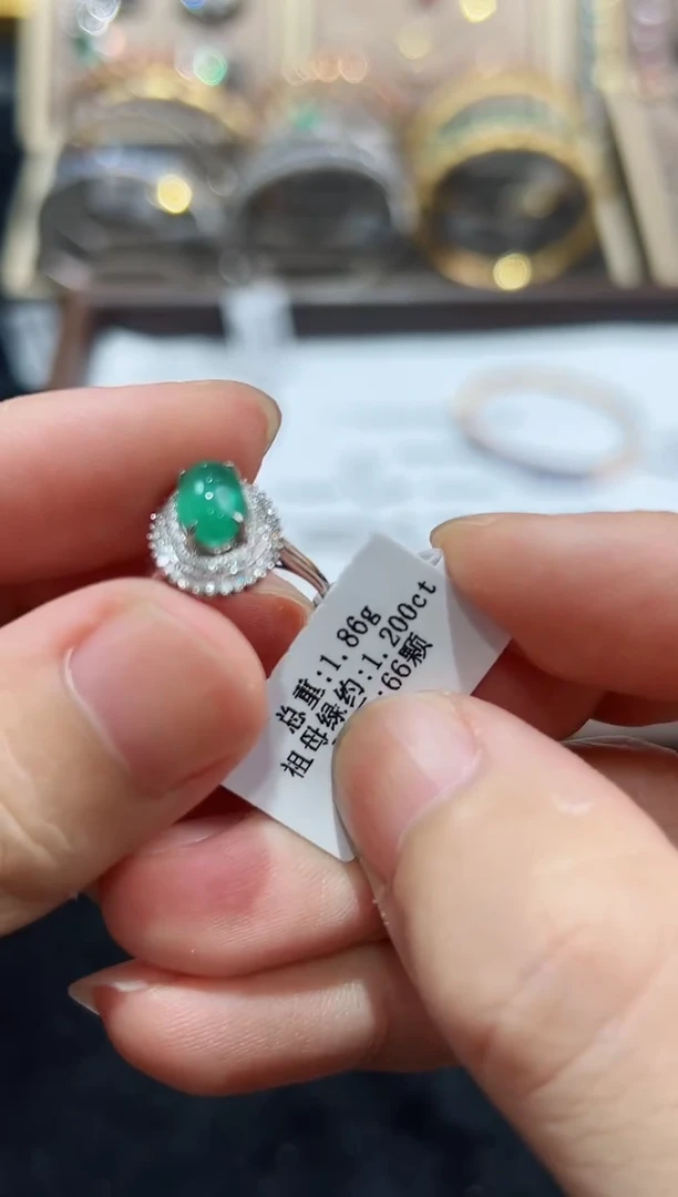 戒指18K金镶嵌祖母绿·