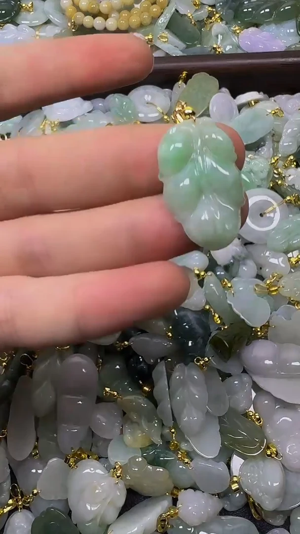 颈饰未镶嵌翡翠颈饰未嵌镶翡翠