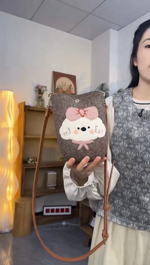羊毛非遗纯手工包  手机包小狗
