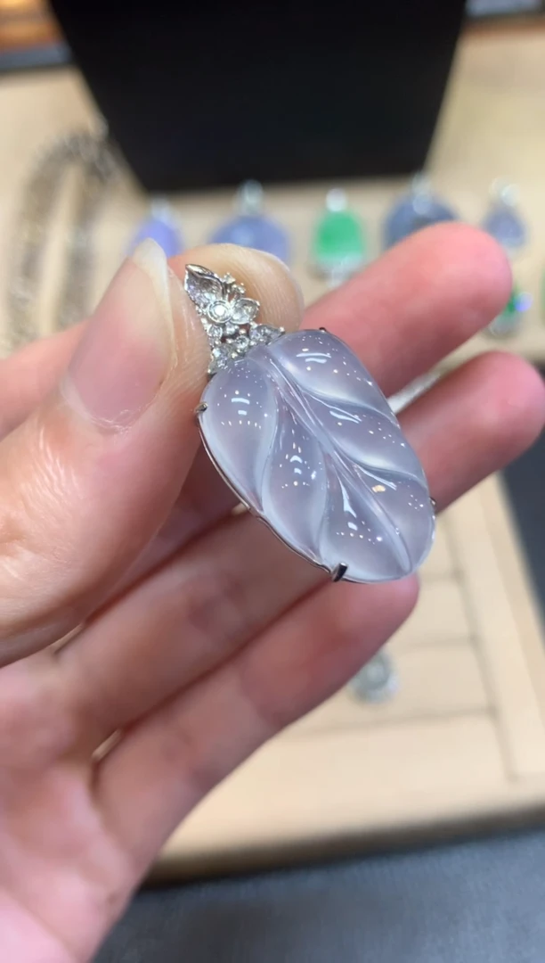 翡翠18K金镶嵌颈饰叶子【无服务费】