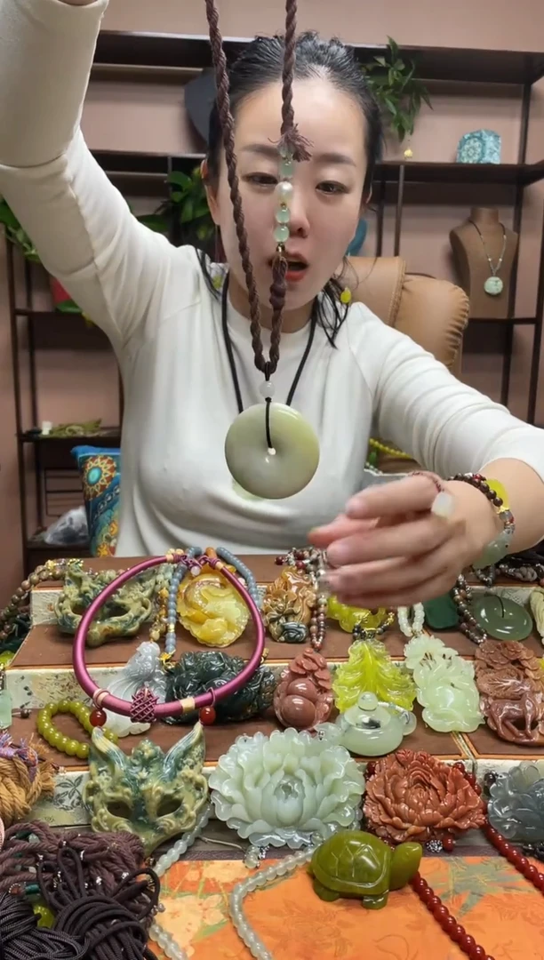 未镶嵌岫玉颈饰·