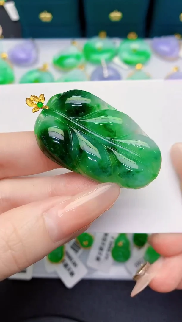 颈饰18K金镶嵌翡翠缅甸天然翡翠A货