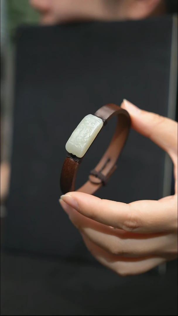 颈饰未镶嵌和田玉人****）手牌