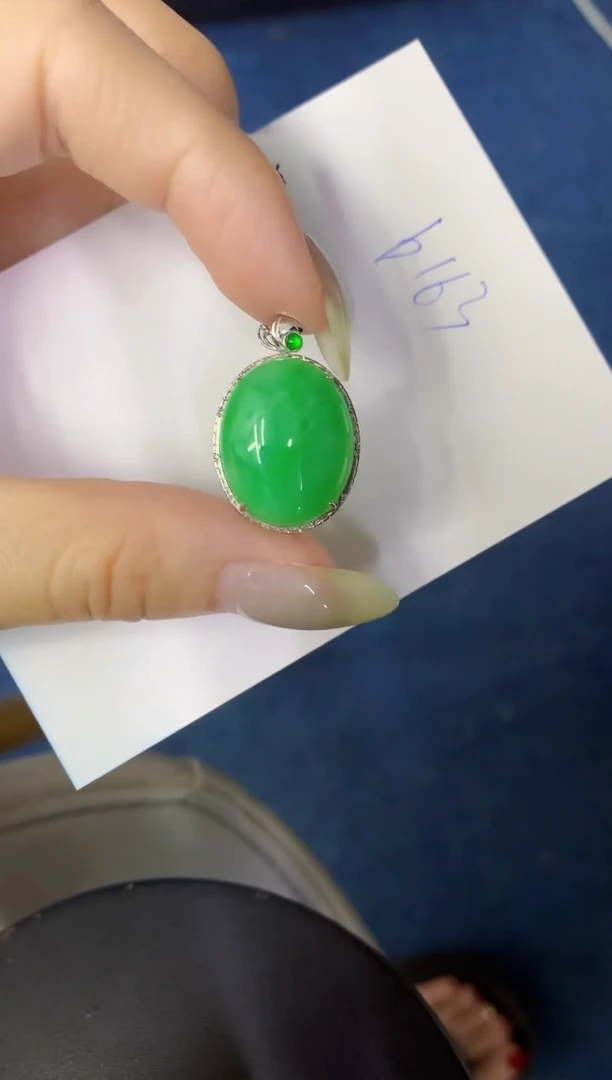翡翠18K金镶嵌颈饰缅甸天然翡翠A货