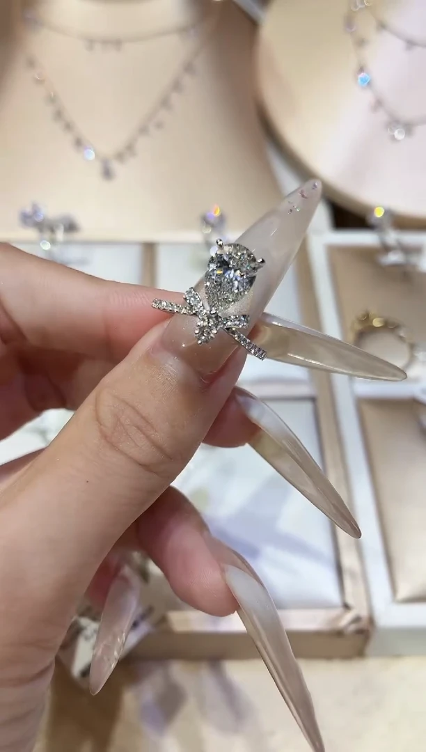 18K金镶嵌合成钻石1.5克拉蝴蝶水滴戒指