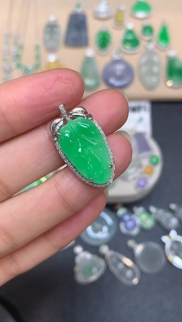 颈饰18K金镶嵌翡翠树叶【无服务费