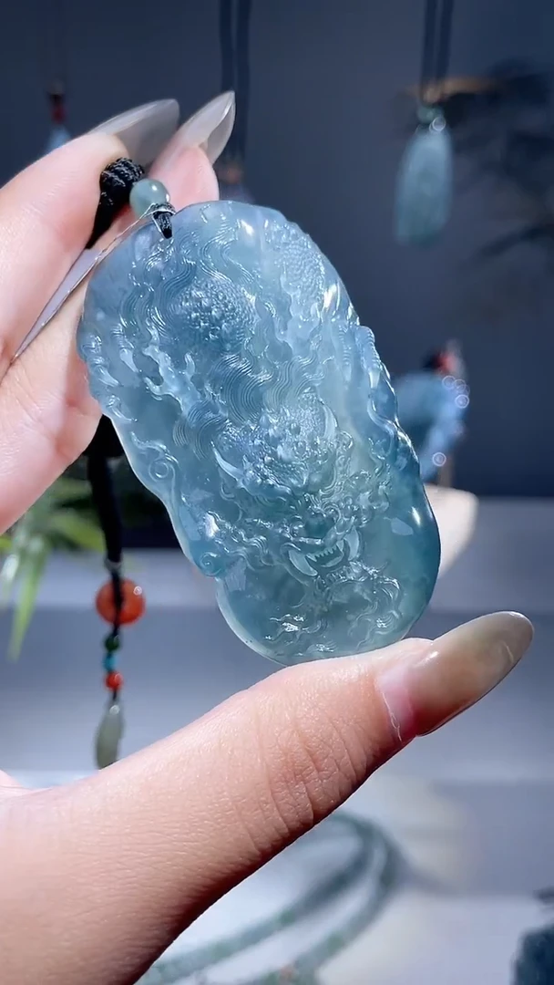颈饰未镶嵌翡翠龙牌