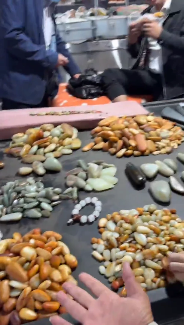 未镶嵌和田玉（糖玉）挂件和田玉