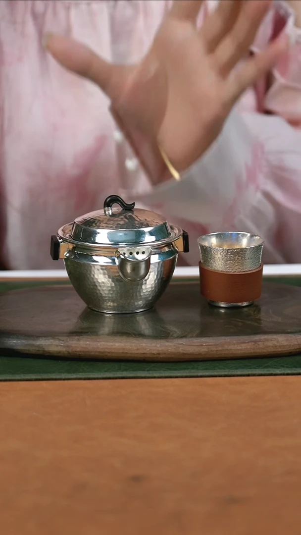手工扁圆手抓银壶+一小号银杯