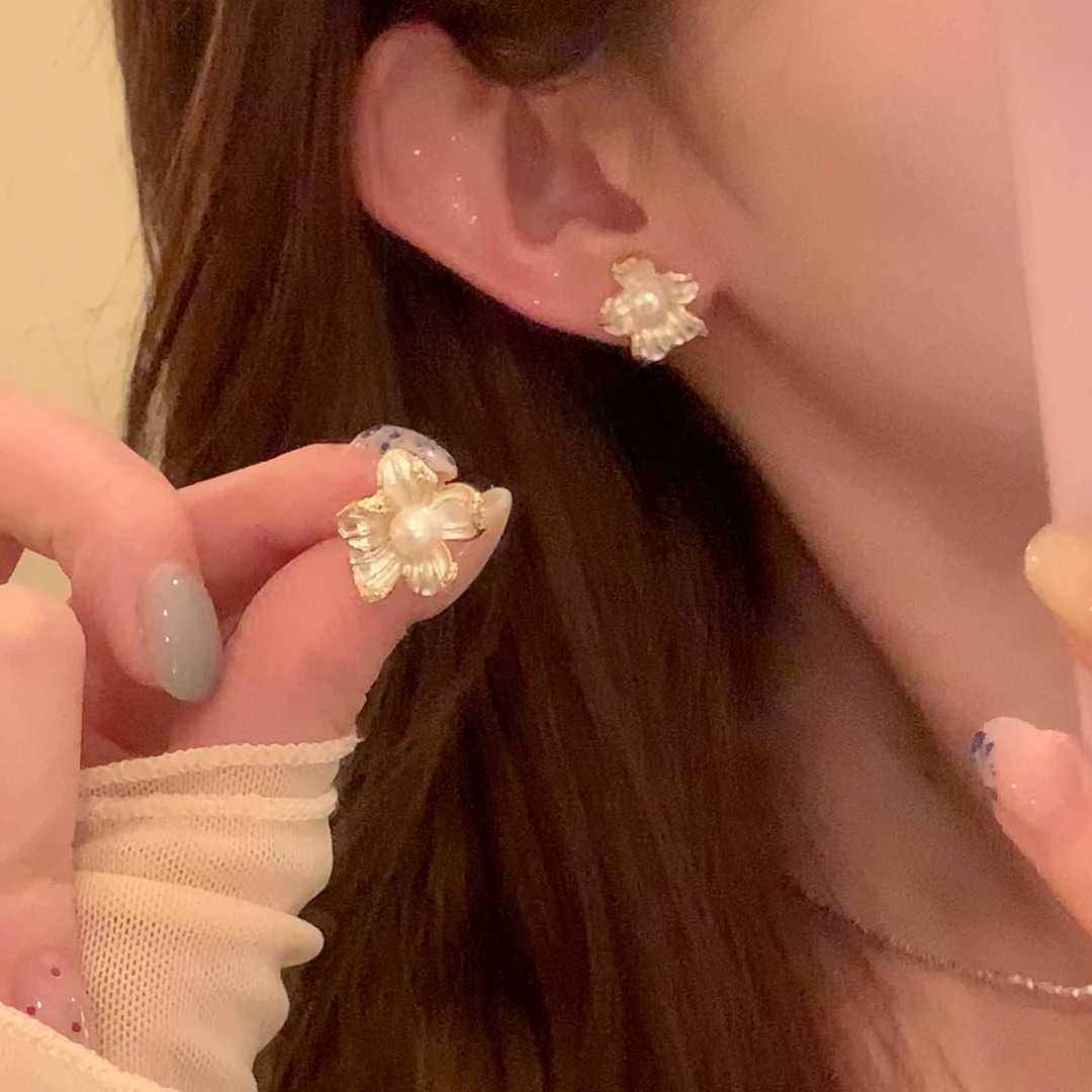 铜合金仿珍珠耳饰 春夏气质珠光花朵珠珠耳环女轻奢精致耳钉耳饰