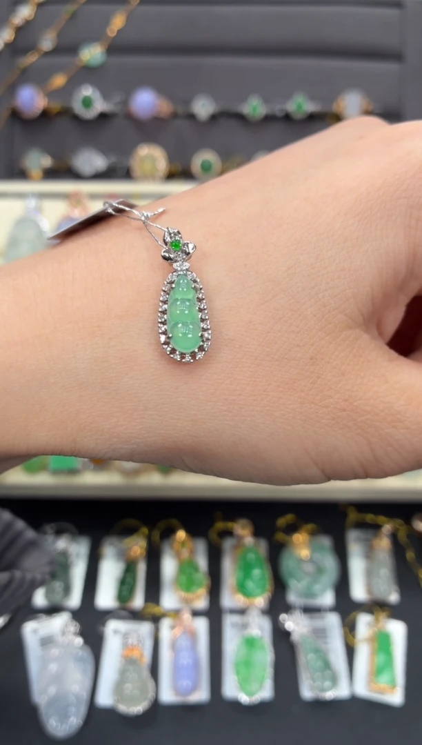 翡翠18K金镶嵌颈饰天然翡翠A货