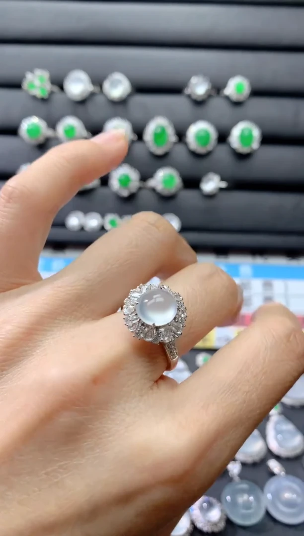 18K金镶嵌戒指翡翠18K翡翠伴钻