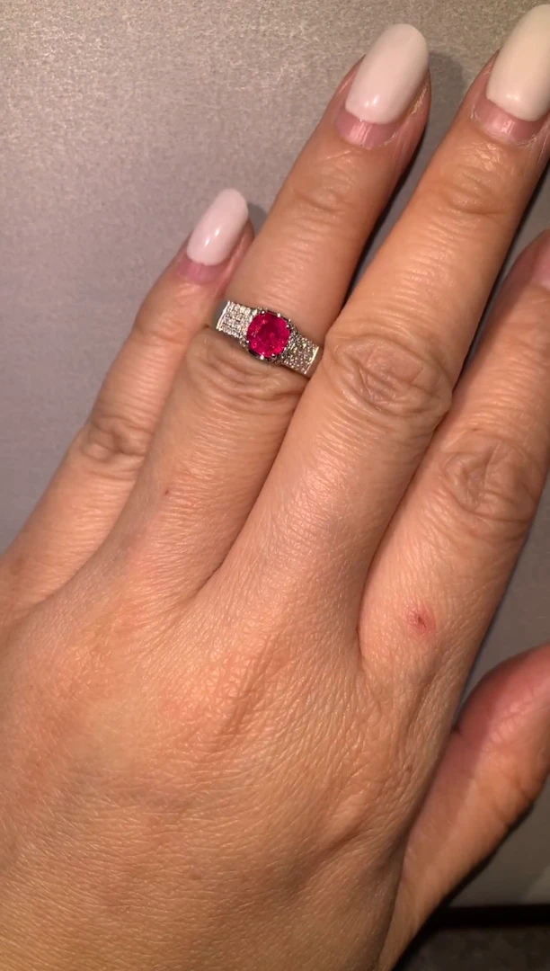 18K金镶嵌戒指红宝石向****️1.32克拉