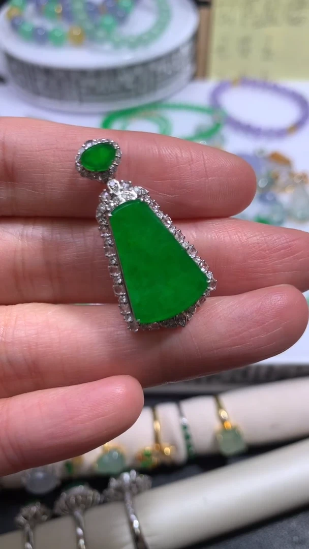 18K金镶嵌定制翡翠18K金镶嵌 定制翡翠