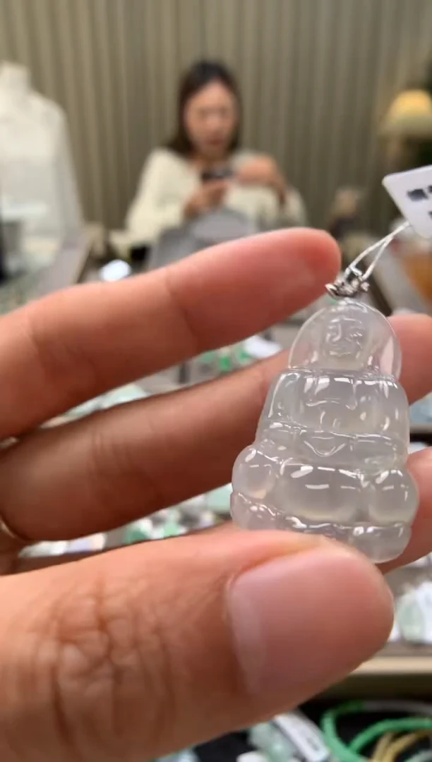 翡翠18K金镶嵌颈饰观音