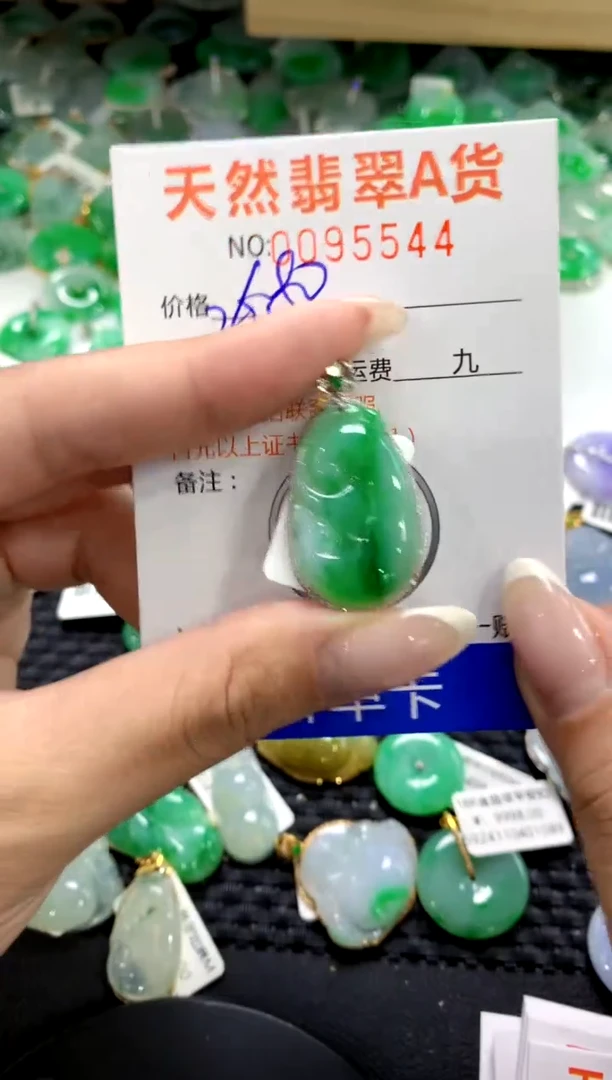 翡翠18K金镶嵌颈饰1111111111111111