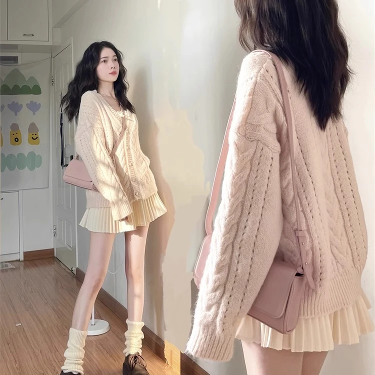 慵懒风粉色V领麻花毛衣外套女春秋2025新款宽松减龄针织开衫上衣