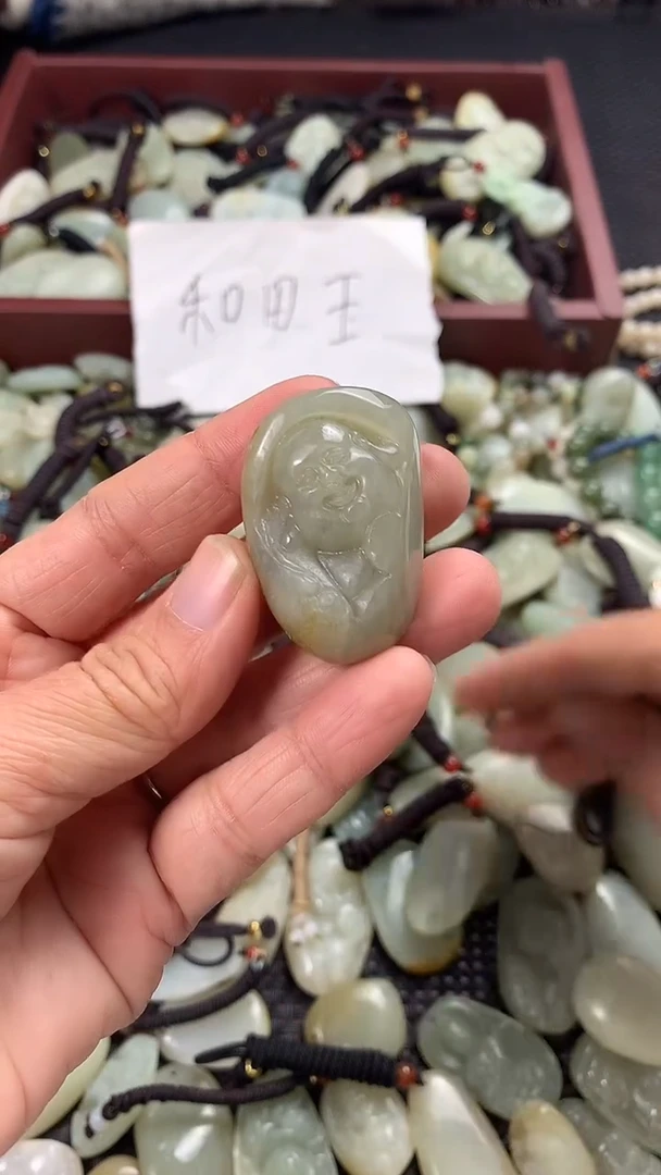 颈饰未镶嵌和田玉（多样性发一件）没有证书有瑕