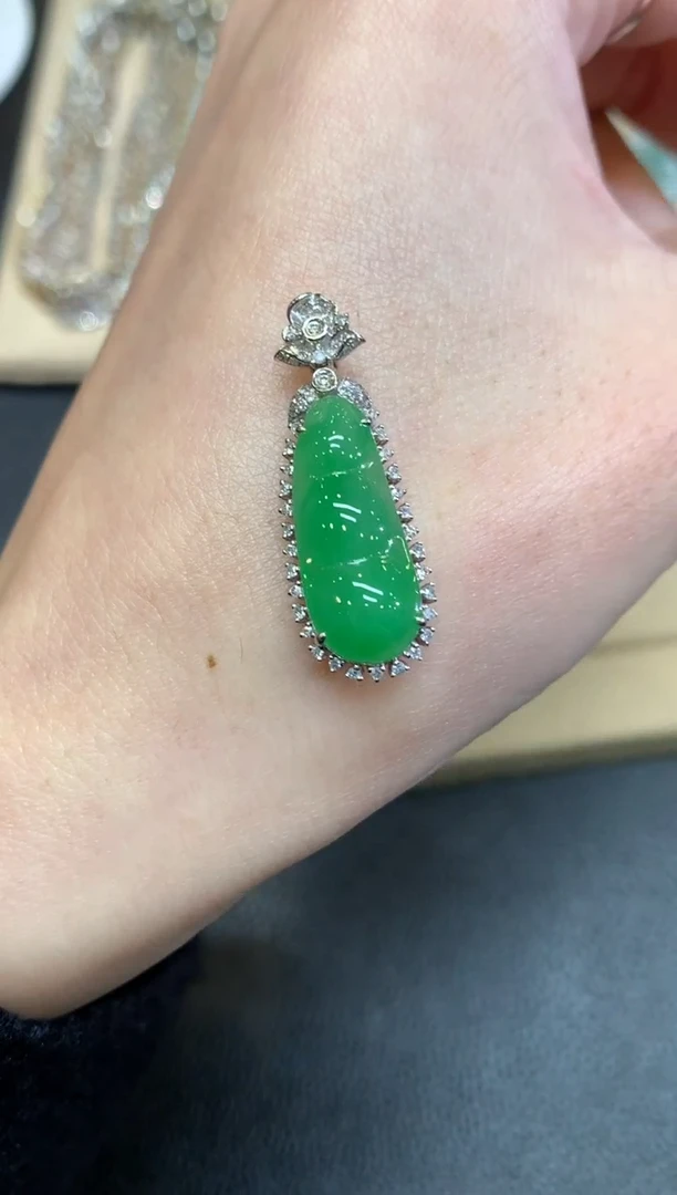 【闪购商品】翡翠颈饰18K金镶嵌福豆【无服务费】