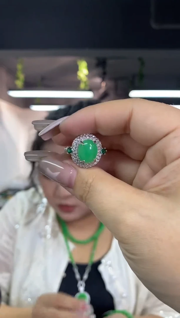 翡翠戒指未镶嵌多样性发其一颜色微差