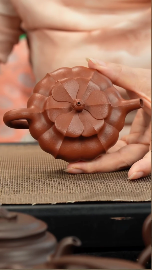 茶壶紫砂  生砂朱泥筋纹菱花150