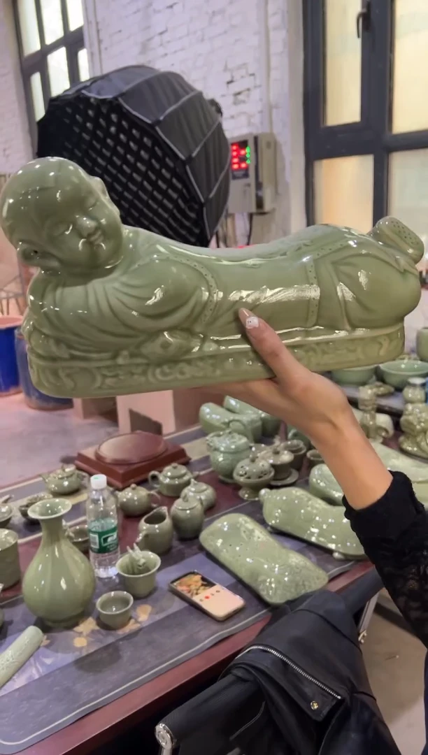 耀州窑青瓷娃娃枕