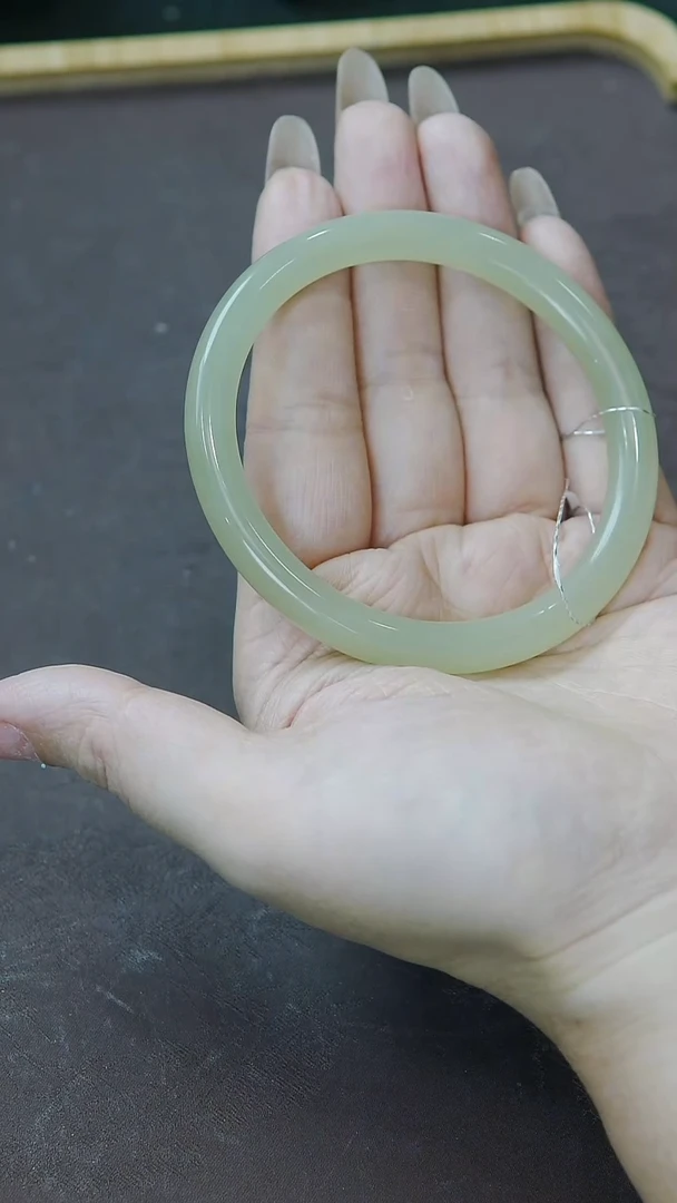 未镶嵌手镯和田玉56圈口 浅晴蜂蜜水手镯