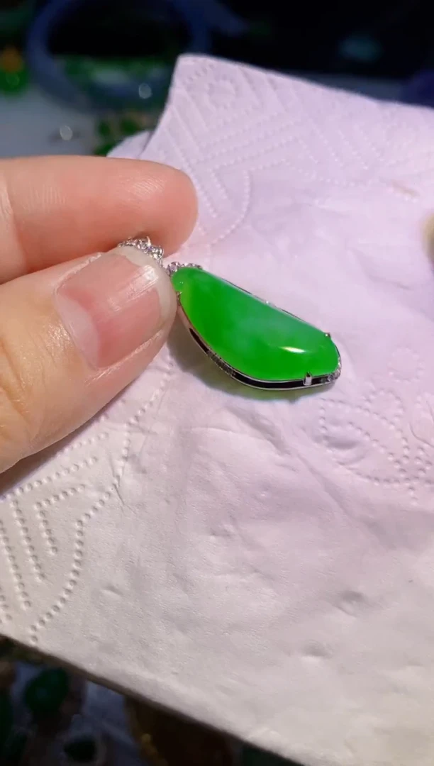 颈饰18K金镶嵌翡翠瓜