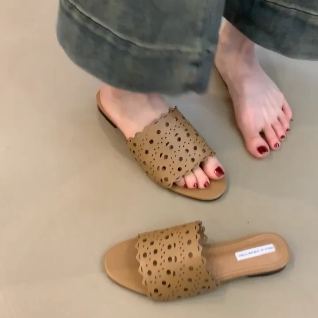 LM-25s09懒惰松弛感~时髦镂空露趾平底一字拖鞋法式度假软底凉拖