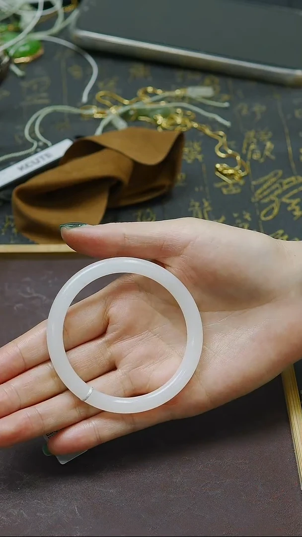 未镶嵌手镯和田玉58圈口白玉手镯