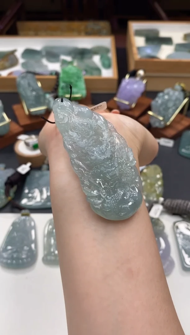 颈饰未镶嵌翡翠龙牌