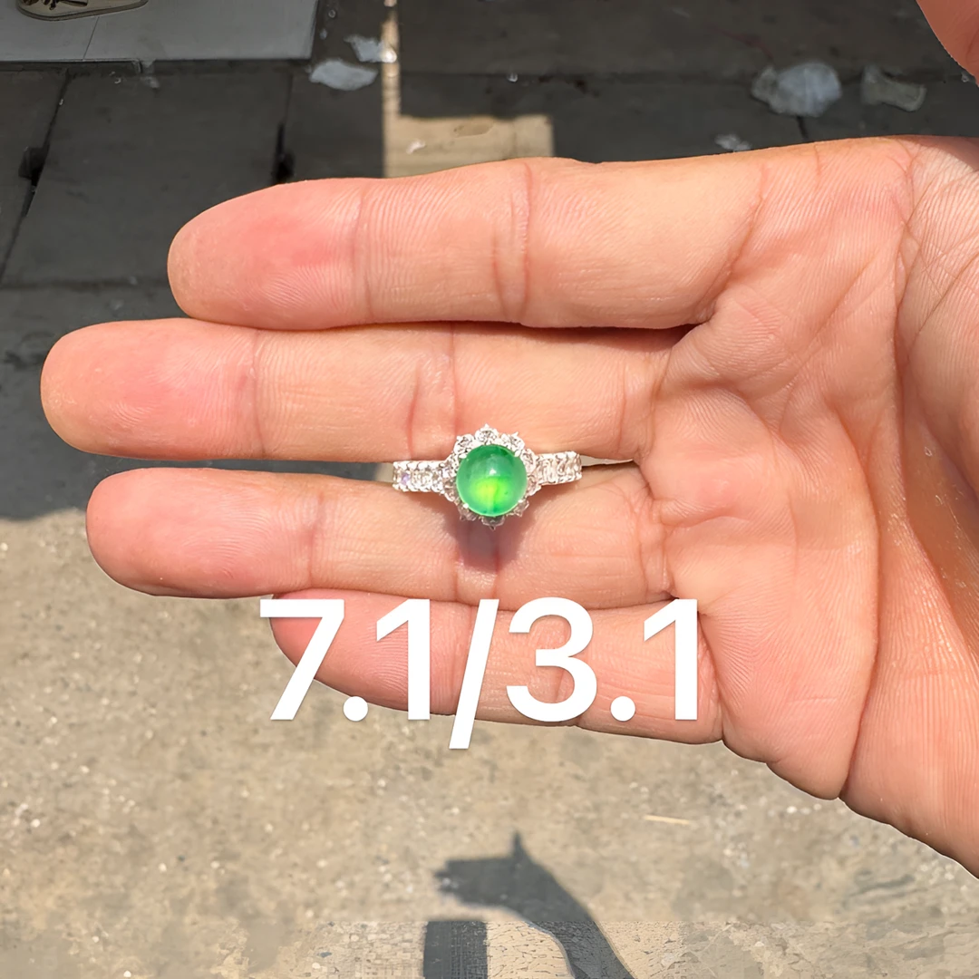 0523(小哪吒在源头)玻璃种炸光正圆金丝阳绿戒面饱满荧光足M140