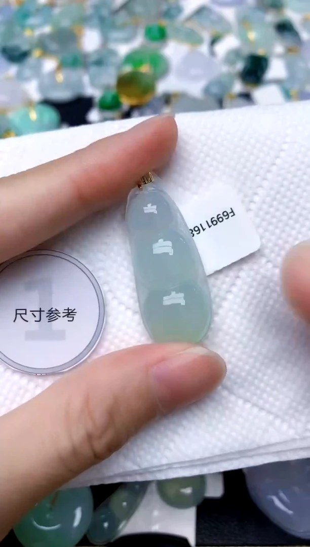颈饰18K金镶嵌翡翠天然A货翡翠