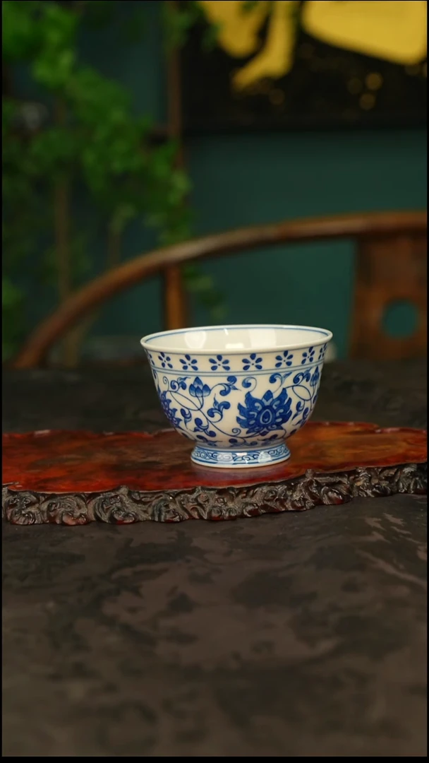 青花手绘缠枝莲主人杯