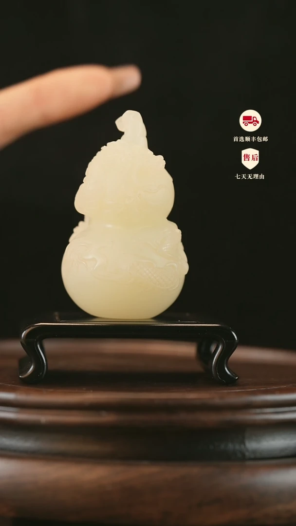 云南石竹叶青雕刻：龙缠福禄摆件