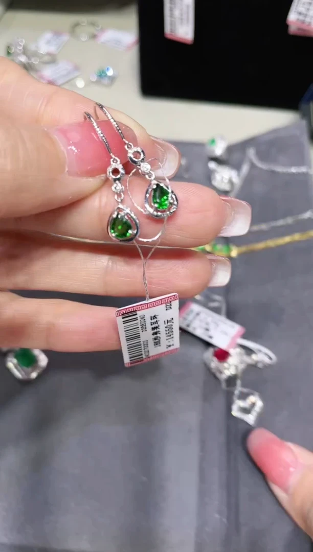 【闪购商品】石榴石（沙弗莱）耳饰18K金镶嵌·