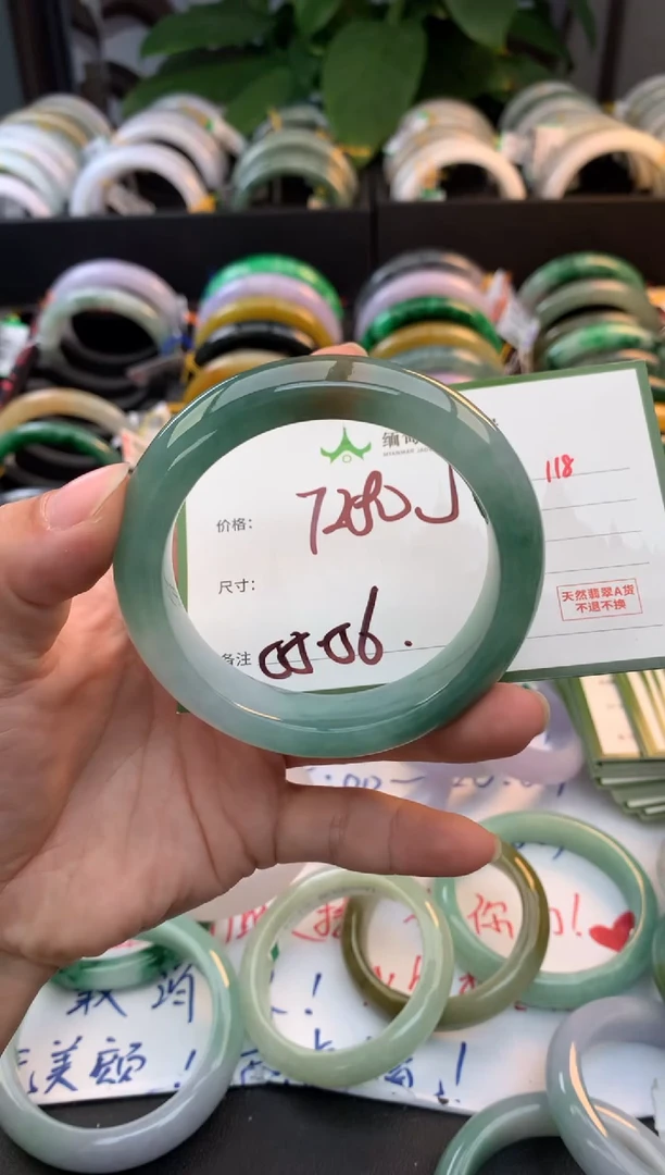 未镶嵌定制翡翠毛货需精细抛光+多人